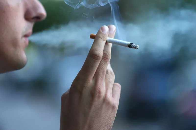 Spadek liczby palaczy w UK spowalnia. Winni młodzi sięgający po papierosy
