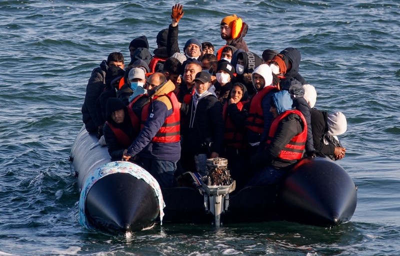 UK: Od 2020 r. deportowano niecały 1% przybyłych przez kanał nielegalnych imigrantów