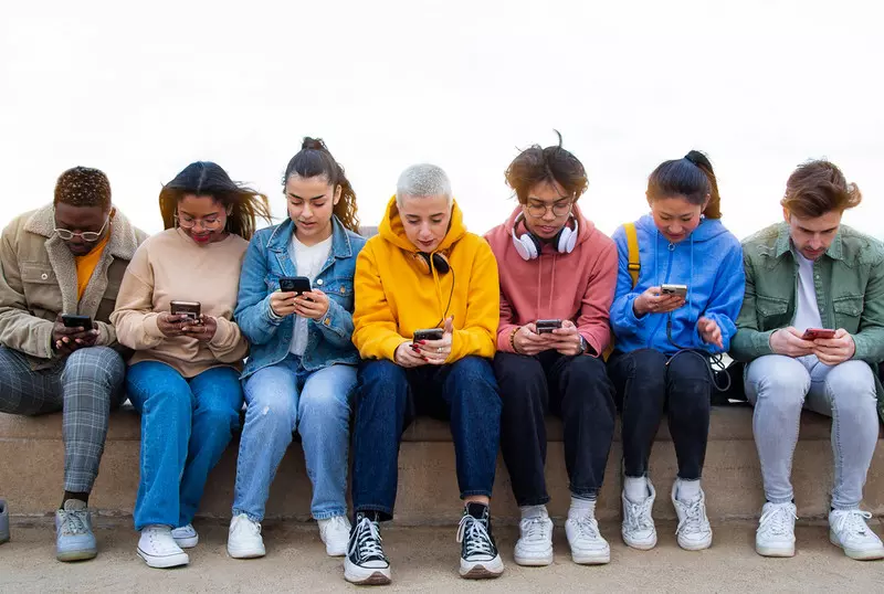 Czy rząd UK wprowadzi ograniczenia w korzystaniu z social mediów przez nastolatków?