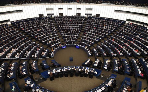 Ceta: EU parliament backs free trade deal with Canada
