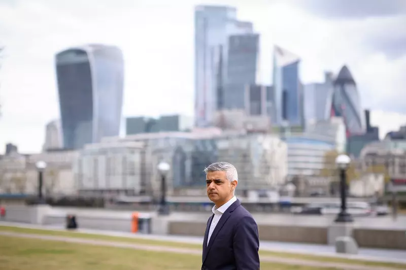 Sadiq Khan ostrzega przed nadejściem "kryzysu rekrutacyjnego" w Londynie