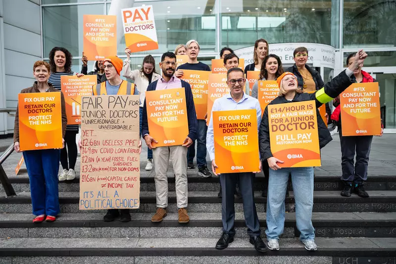 Szef NHS: Strajki młodszych lekarzy spowodują "ogromne zakłócenia" w dostępie do opieki zdrowotnej