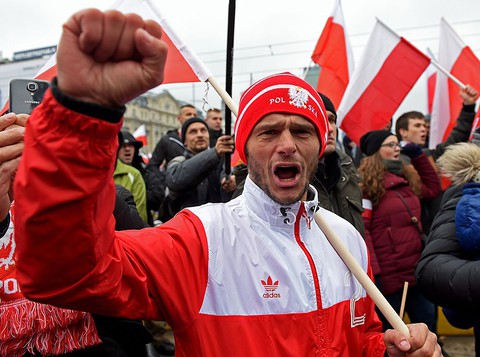 Powstała petycja, by znieść opłaty za obywatelstwo dla Polaków w UK