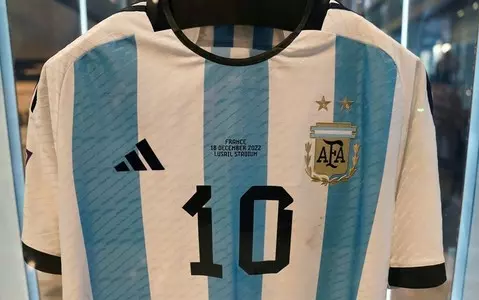 Leo Messi gave Rafael Nadal his World Cup shirt