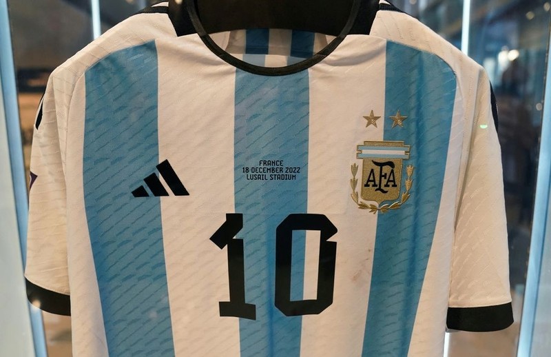 Leo Messi podarował Rafaelowi Nadalowi swoją koszulkę z mundialu
