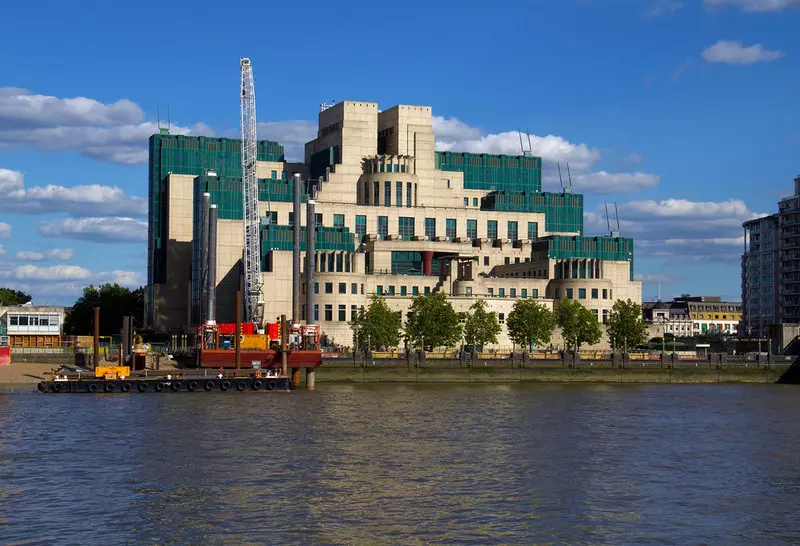 Brytyjskie media: Z będącego rosyjską własnością apartamentu można obserwować siedzibę MI6