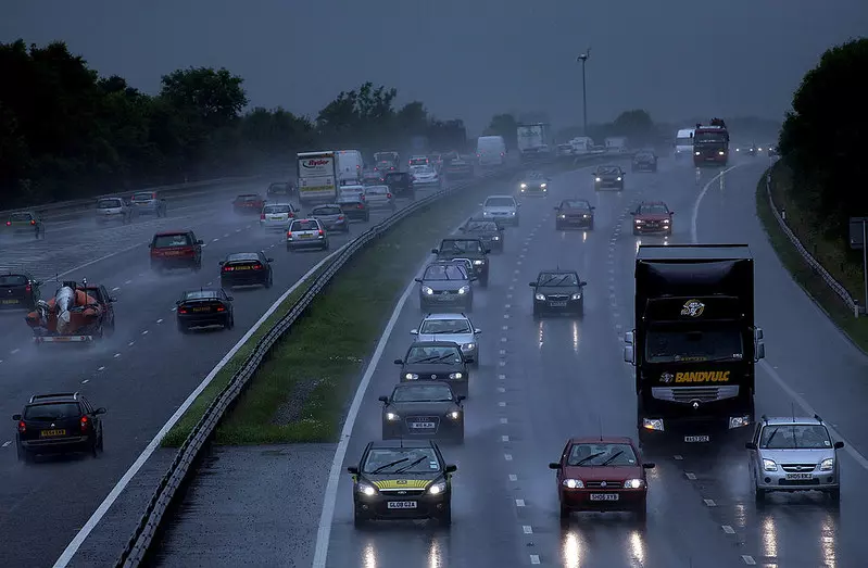 UK: Ostrzeżenie dla kierowców wyjeżdżających na święta. Złe warunki pogodowe i wzmożony ruch