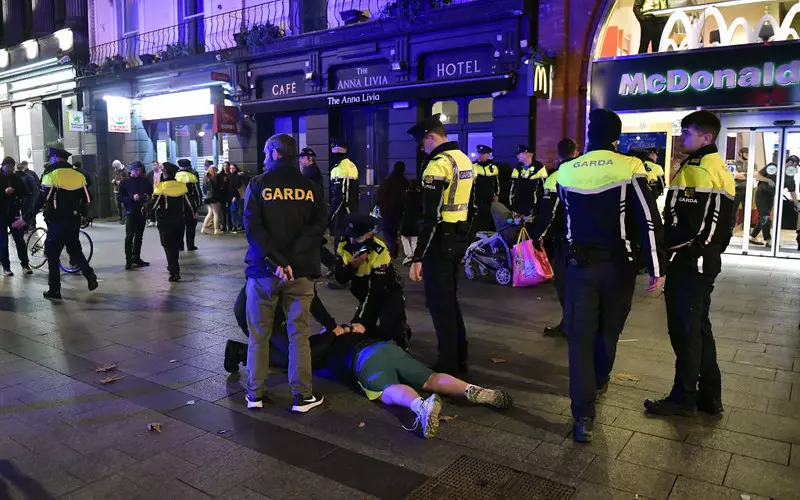 Irlandia: Nożownik, którego atak wywołał antyimigranckie zamieszki, usłyszał 8 zarzutów