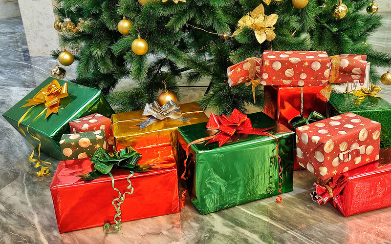 Appeal to Romans: Keep gift wrappers at home, you could win a prize