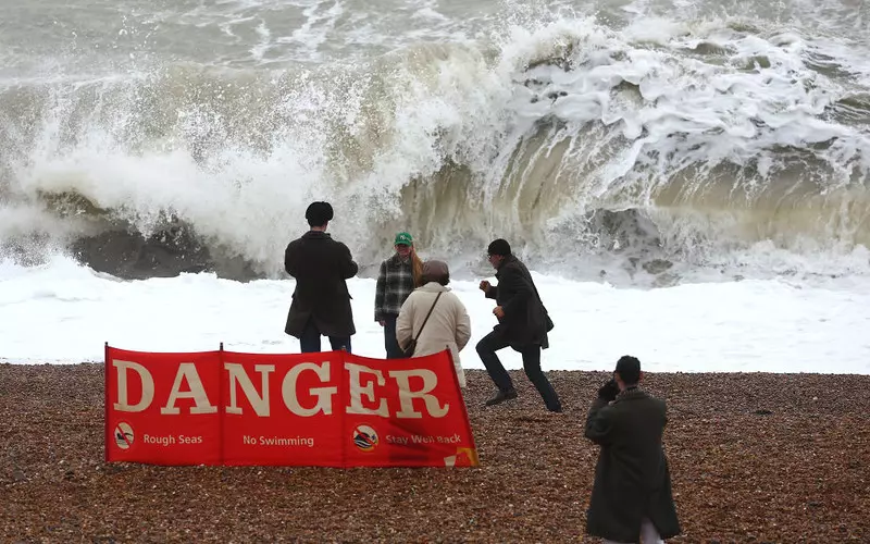 Ostrzeżenie pogodowe dla UK na Nowy Rok. "Gwałtowna" burza może zakłócić świętowanie