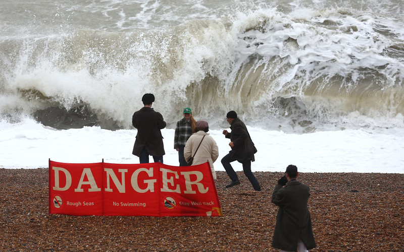 Ostrzeżenie pogodowe dla UK na Nowy Rok. "Gwałtowna" burza może zakłócić świętowanie