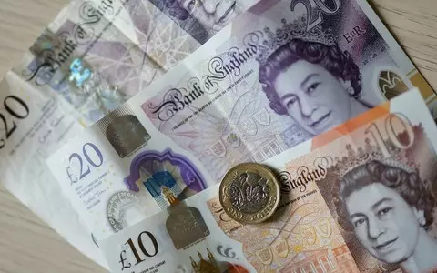 Only top half of UK earners to benefit from lower NI payments, thinktank warns