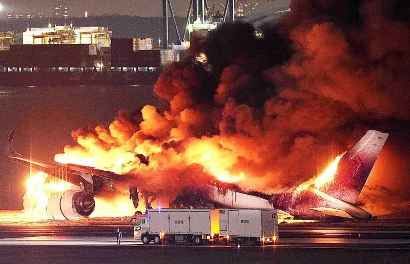 Kolizja na lotnisku w Tokio. Pasażerowie ewakuowani z płonącego samolotu, 5 osób nie żyje