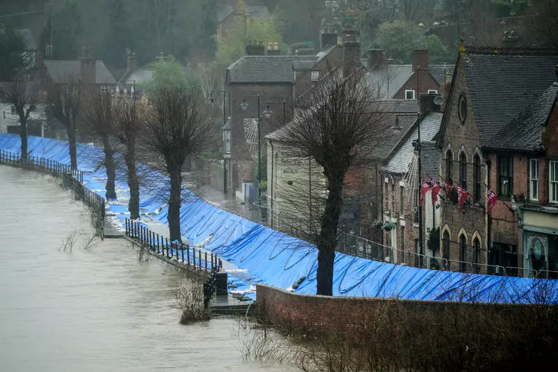 UK: Setki ostrzeżeń o powodziach i utrudnienia w podróżowaniu