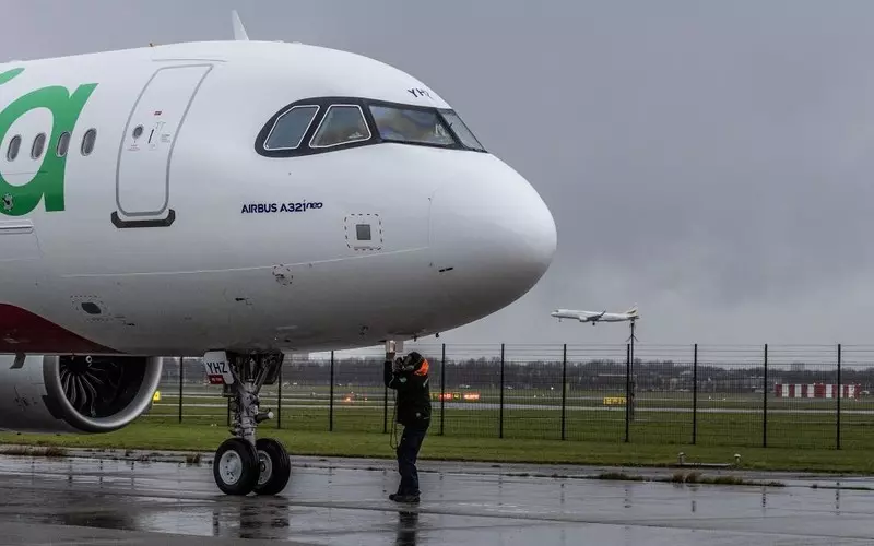 Holandia: Zakłócony ruch lotniczy i drogowy w związku z orkanem Henk 