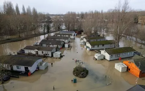 UK: Hundreds of flooded houses, flood warnings and communication disruptions