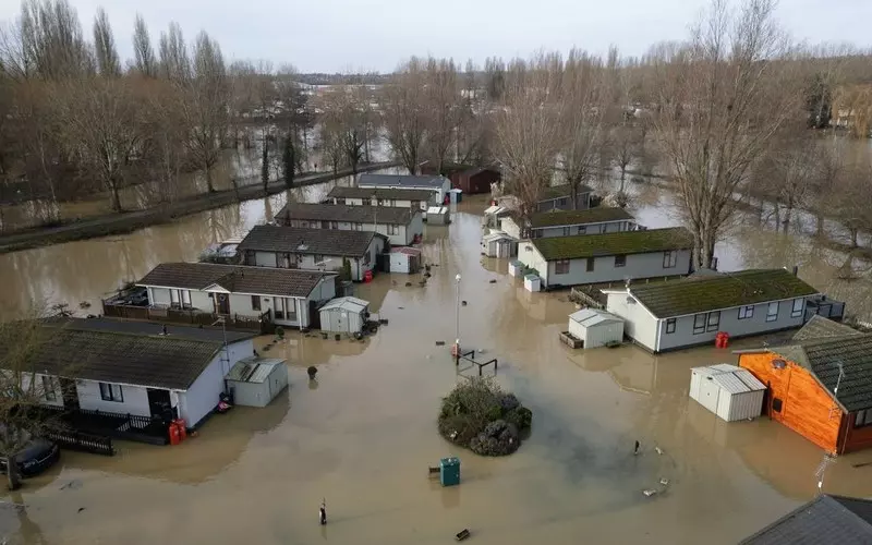 UK: Setki zalanych domów, ostrzeżenia powodziowe i utrudnienia w komunikacji