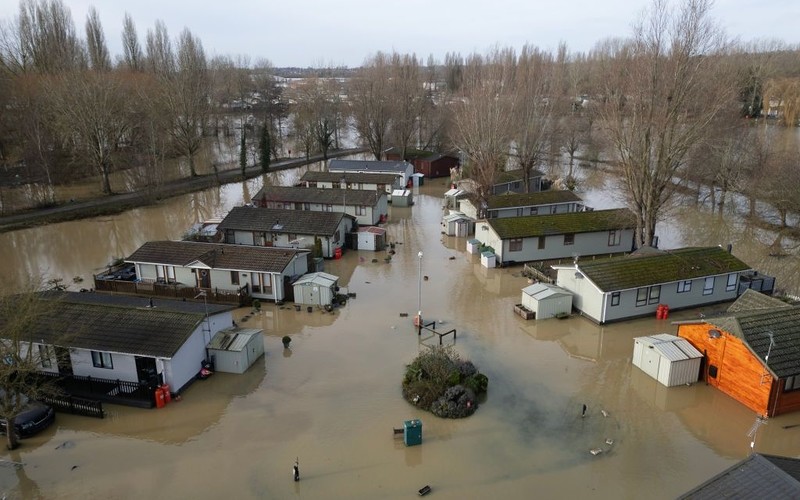 UK: Hundreds of flooded houses, flood warnings and communication disruptions