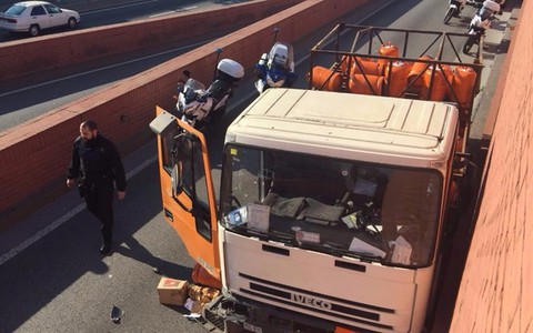 Barcelona: Ciężarówka z butlami gazowymi jechała pod prąd. Szef MSW wyklucza zamach