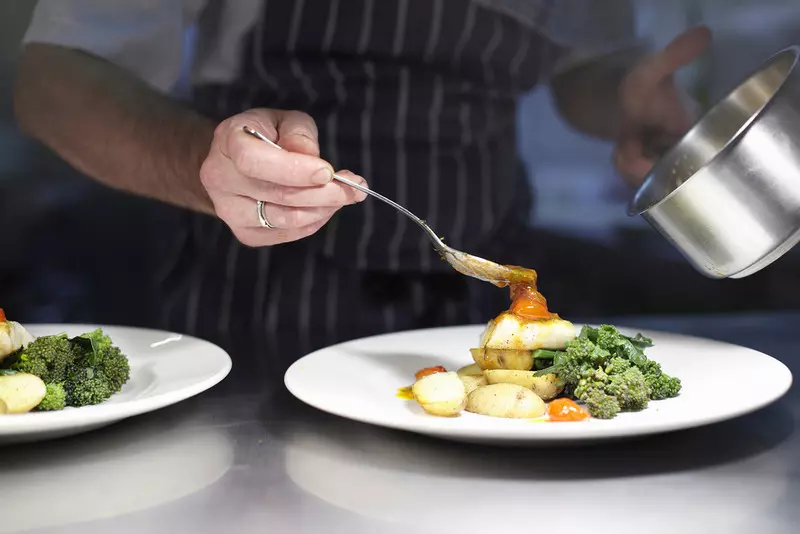 Irlandia: Minister chce walczyć z marnowaniem żywności. "Restauracje powinny zmniejszyć porcje"
