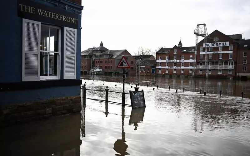 W Anglii ostrzeżenia powodziowe i alerty w związku z niskimi temperaturami