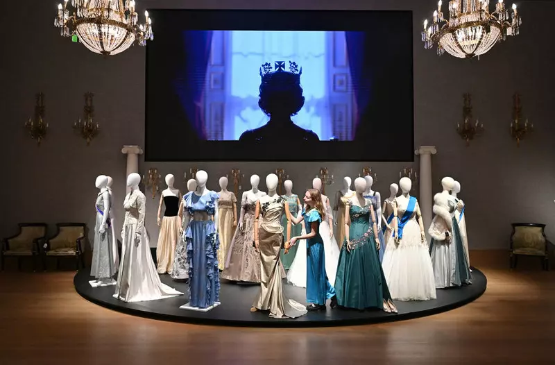 W Londynie rusza wielka wystawa kostiumów i rekwizytów z serialu “The Crown”
