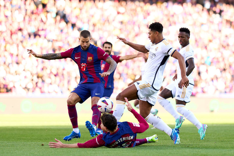 Football weekend in Europe: 'El Clasico' in the Super Cup, matches in Italy and England