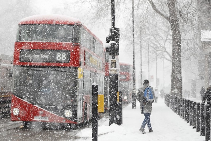 Weather maps show wall of snow approaching London within days