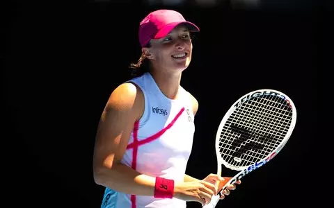 Australian Open: Swiatek advances to second round