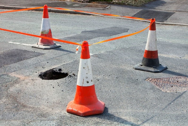 UK: Liczba zgłoszeń dotyczących dziur w drogach osiągnęła najwyższy poziom od 5 lat