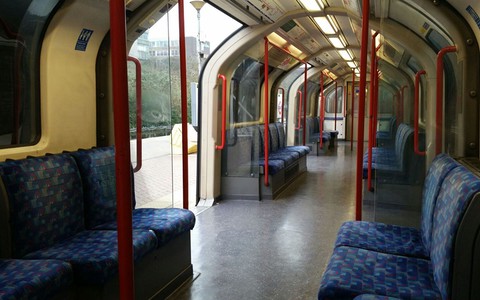 Tylko na trzech liniach londyńskiego metra czyści się siedzenia w pociągach