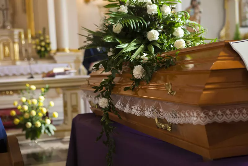 Ile kosztuje pogrzeb w UK? Coraz więcej rodzin nie stać na pochówek