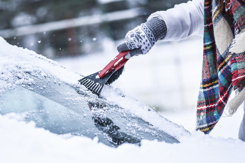 Przestrogi dla kierowców podczas jazdy przy niskich temperaturach. Błędy skutkują mandatami