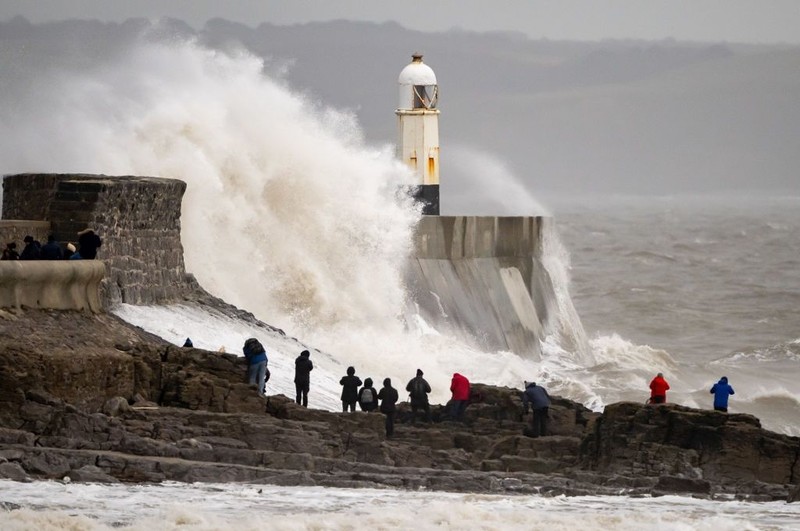 Entire UK facing gales and downpours as Storm Isha blows in