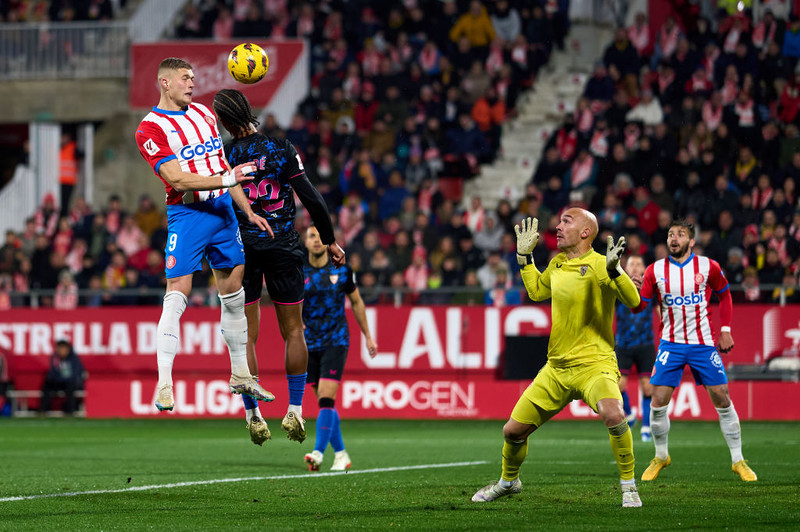 Girona znów jest liderem. Barcelona pokonała Betis, Lewandowski bez gola