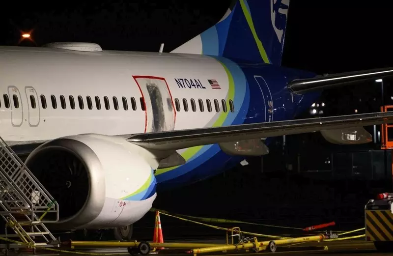 Władze USA zaleciły kontrolę drzwi awaryjnych w samolotach Boeing 737-900ER