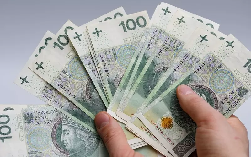 Eksperci: Przeciętne wynagrodzenie w Polsce przekroczyło 8 000 zł brutto