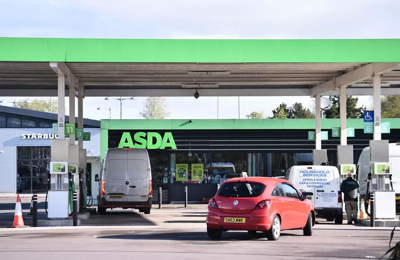 Asda wprowadzi płatności bezgotówkowe na kolejnych stacjach benzynowych przy swoich supermarketach