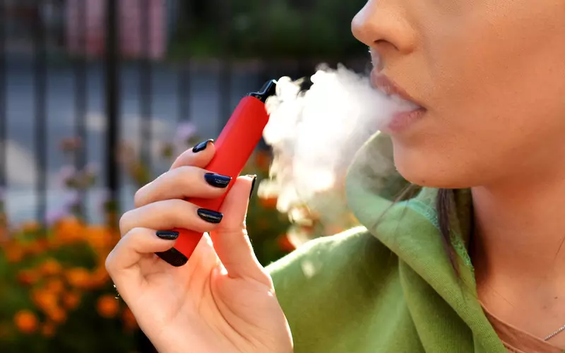 Brytyjski rząd zapowiedział zakaz sprzedaży jednorazowych e-papierosów