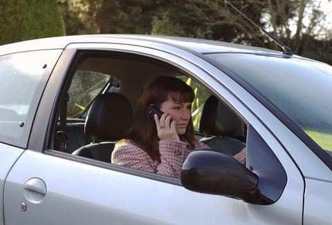 Nowe przepisy drogowe w UK. Od dziś można stracić prawo jazdy za korzystanie z telefonu