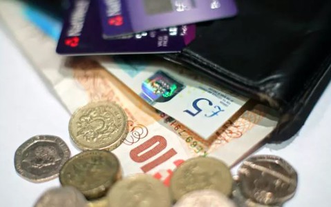 Ponad 2 miliony pracujących Brytyjczyków obawia się o swoje finanse