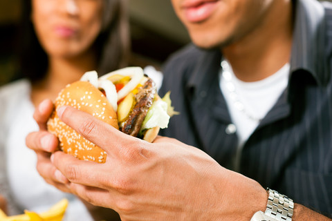Zamiłowanie do fast-foodów naraża Brytyjczyków na nowotwory