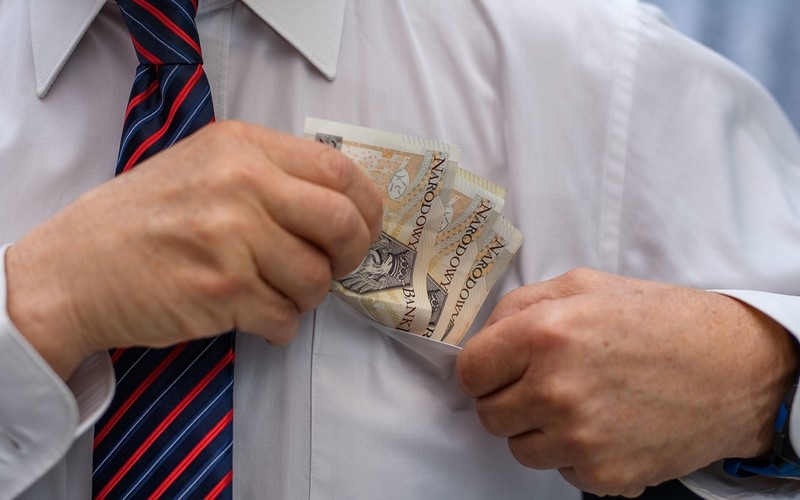 Raport: 64 proc. pracowników wolałoby dostać podwyżkę niż benefity