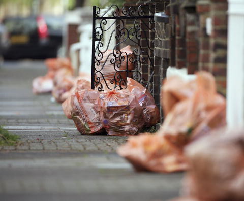 Brytyjczycy jak kukułki: Podrzucają śmieci innym