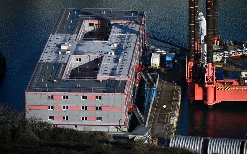 Brytyjskie MSW zbada podejrzane konwersje azylantów na chrześcijaństwo