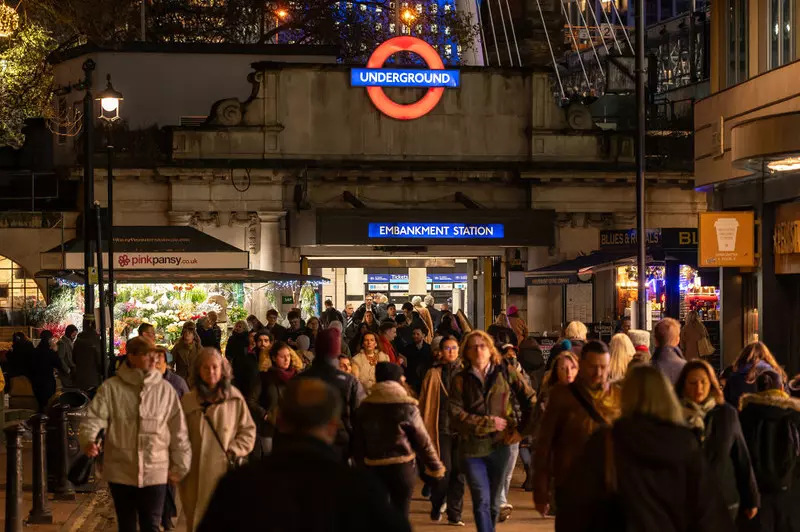 Burmistrz Khan: Więcej linii londyńskiego metra może kursować nocą