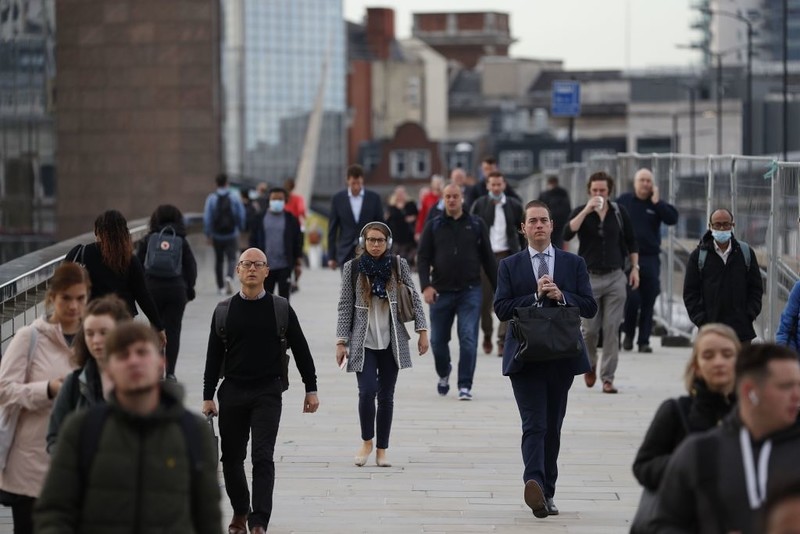 UK workers can expect smaller pay rises this year, says HR body