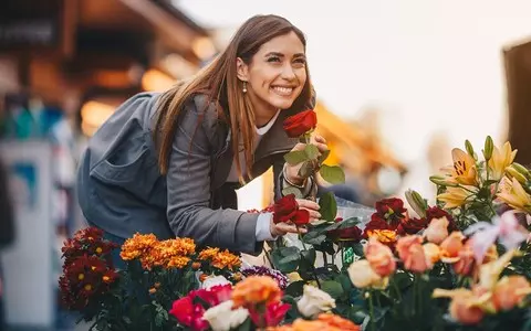 Survey: 54 percent people spending Valentine's Day alone will get themselves a gift