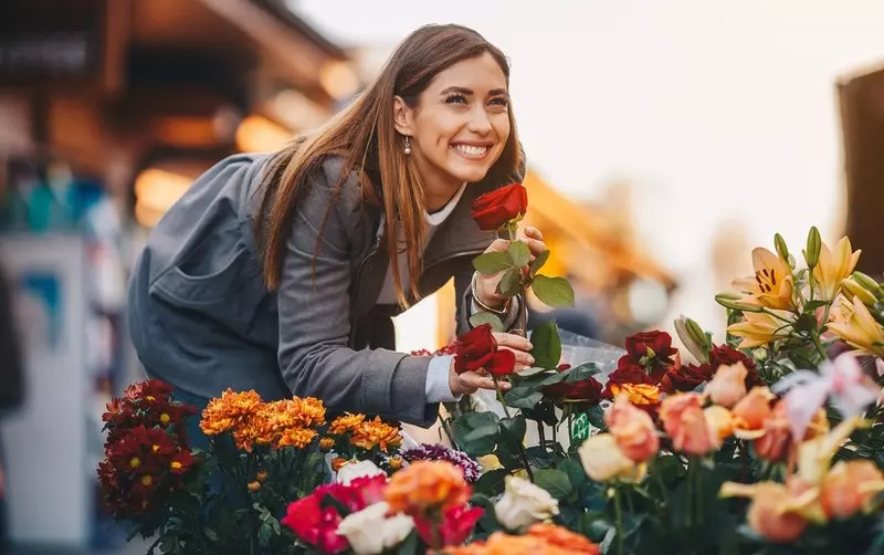 Survey: 54 percent people spending Valentine's Day alone will get themselves a gift