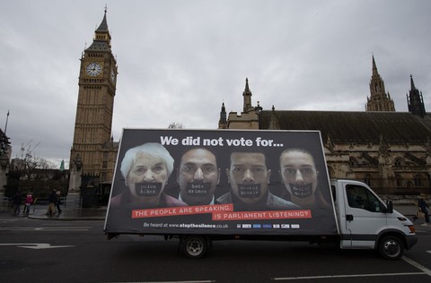 W całej Wielkiej Brytanii pojawiają się billboardy przeciw Brexitowi